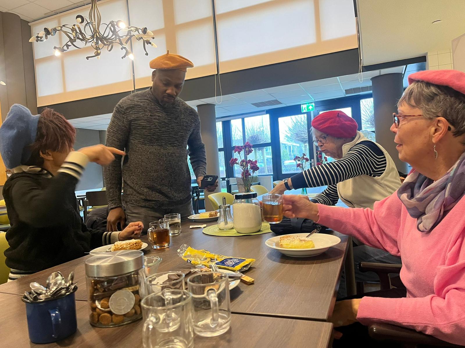Koffie en gebak in de huiskamer van de Emtinckhof