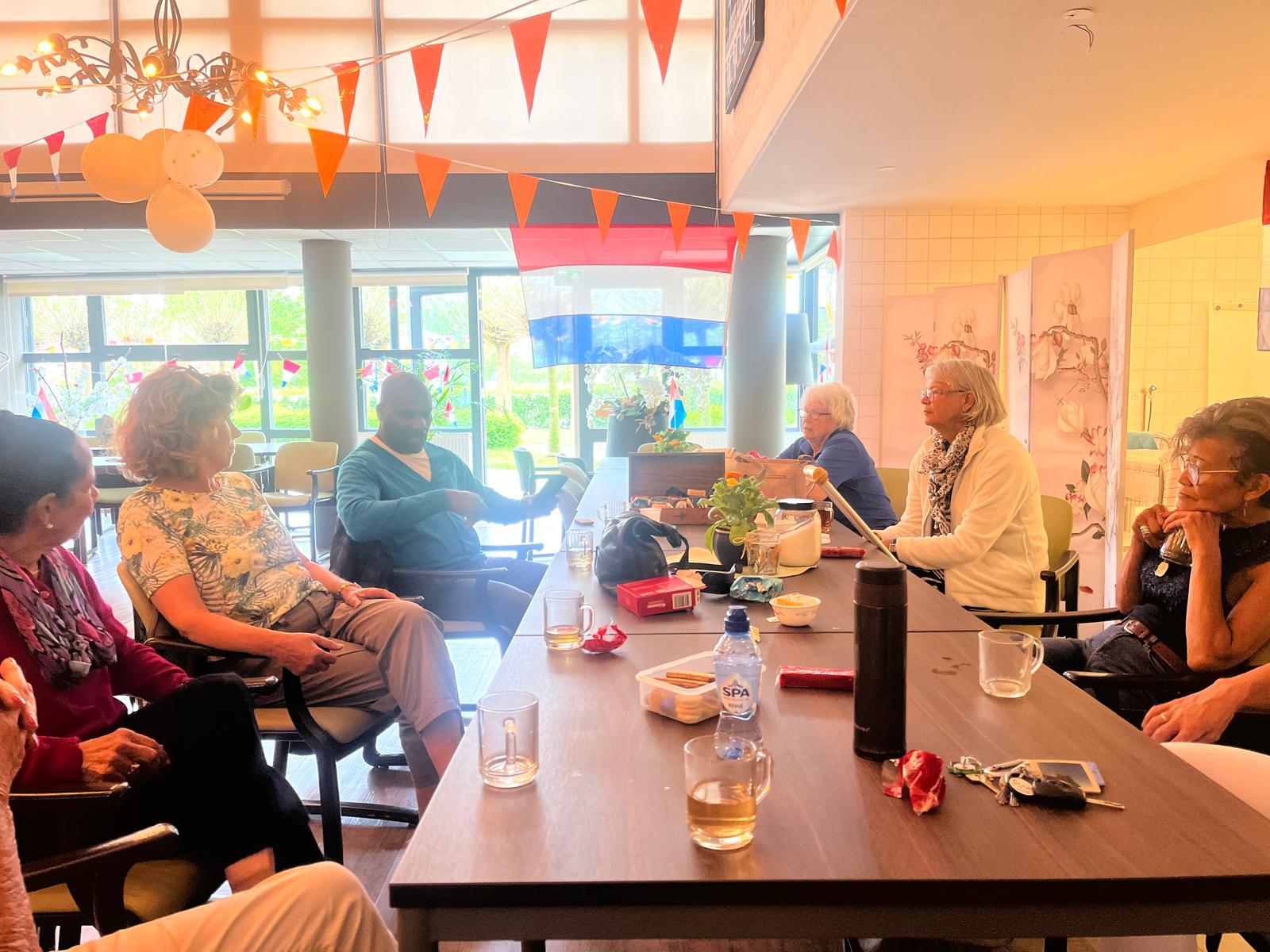 De groep gezellig samen aan tafel