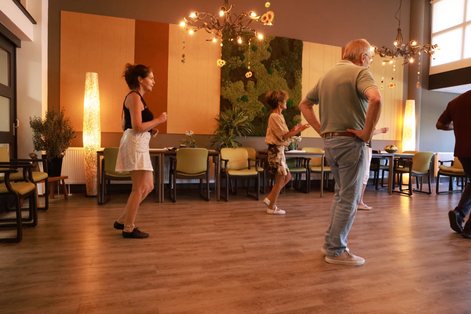 MO en de deelnemers dansen samen de pas
