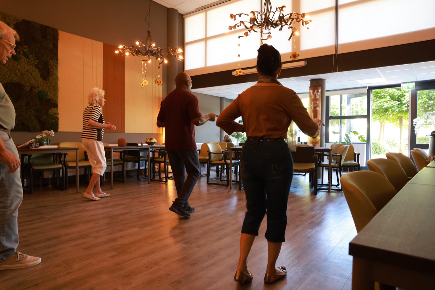 Een paar danst samen midden in de zaal