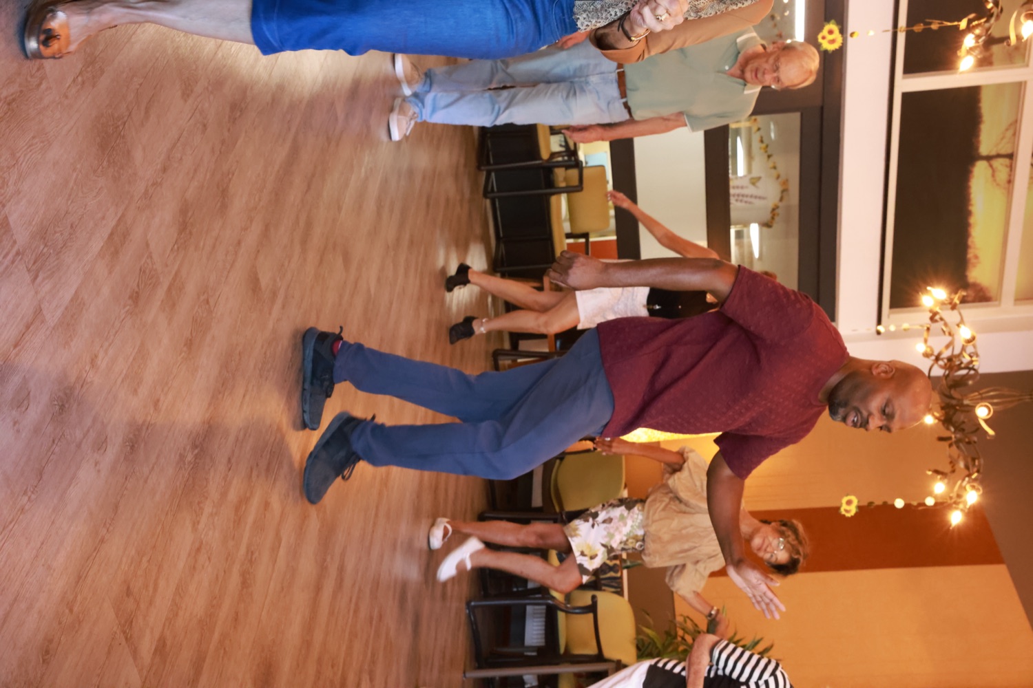 Deelnemer danst met veel plezier de salsapas