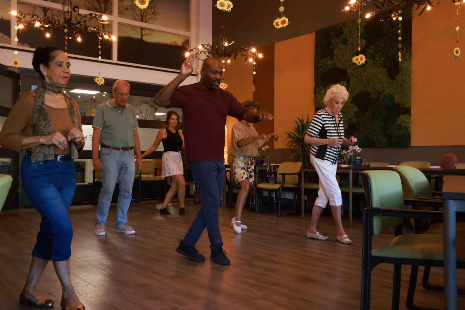 Dansen onder de zonnebloemen in de huiskamer van de Emtinckhof